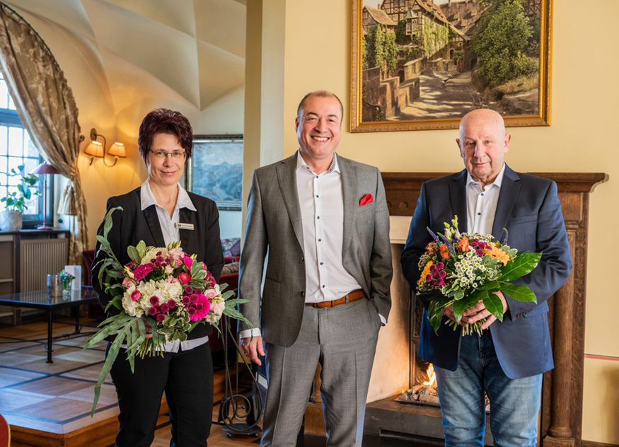 Gudrun Adam, Direktor Hannes Horsch (Mitte) und Rainer Süßmilch feiern gemeinsam die 30-jährige Betriebszugehörigkeit von Frau Adam und die fünfjährige Betriebszugehörigkeit von Herrn Süßmilch