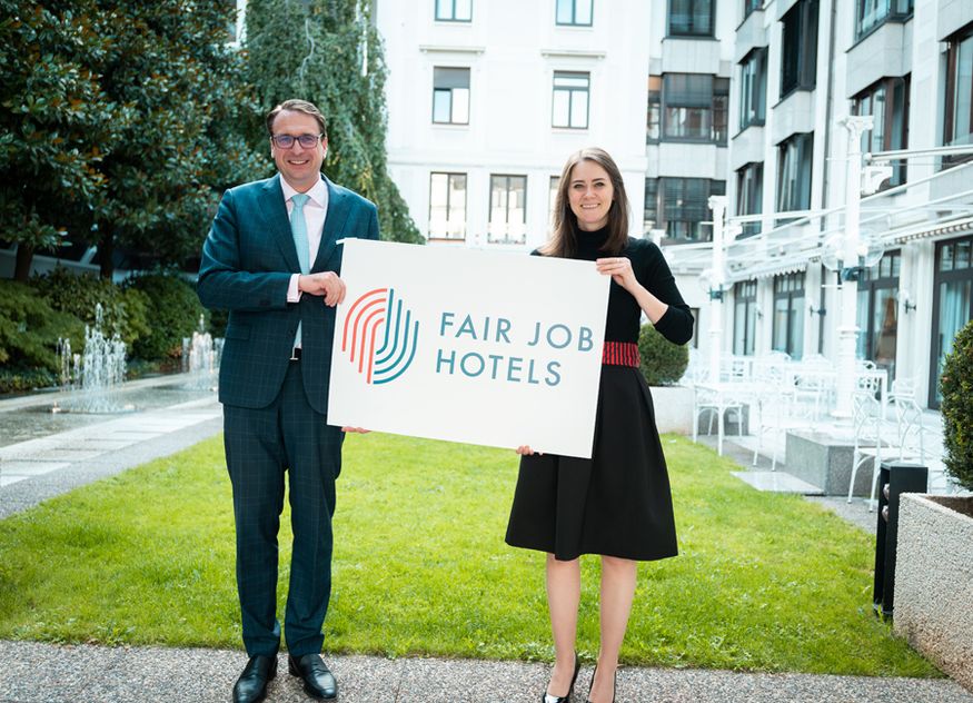 Alexander Aisenbrey (Der Öschberghof, erster Vorsitzender Fair Job Hotels) und Maria Mittendorfer (Geschäftsführerin Fair Job Hotels) setzen sich mit dem Verein für Fairness in der Hotel- und Gastronomiebranche für faire Arbeitsbedingungen in der Branche ein