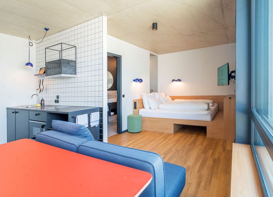 Die 30 Apartments der Stayery in Köln sind mit Bett, einer vollausgestatteten Kitchenette und einer Regendusche ausgestattet 
