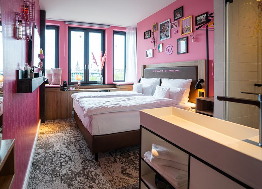 Der Niemand Pop-up Room im me and all hotel Hannover heißt alle Gäste mit einem pinken Retro-Design Willkommen