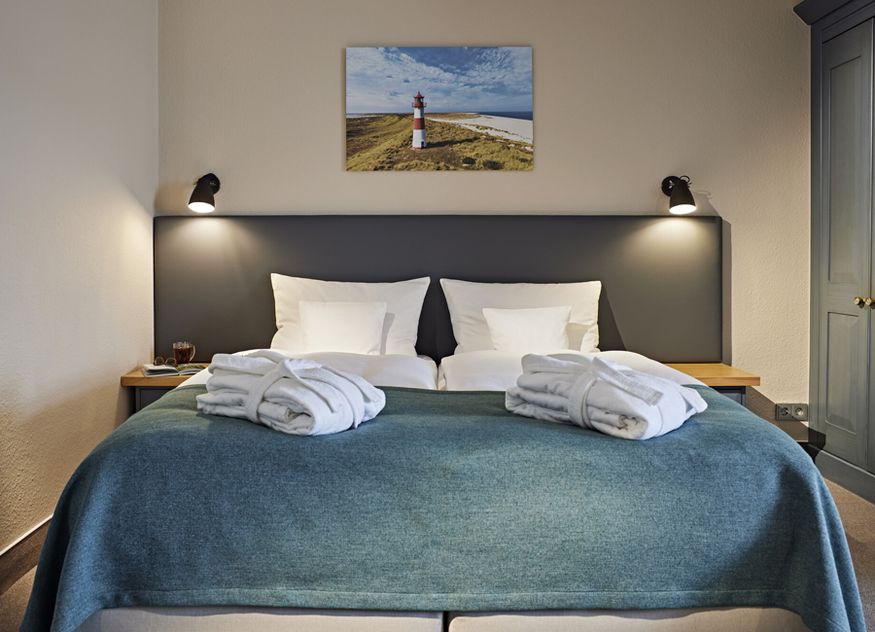 Die Zimmer im Lindner Strand Hotel Windrose auf Sylt wurden alle in einem schlicht-nordischen Ziel renoviert 