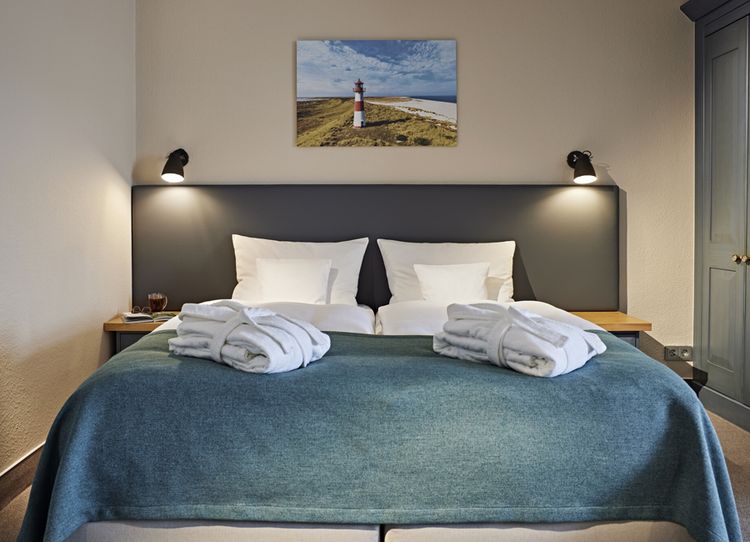 Die Zimmer im Lindner Strand Hotel Windrose auf Sylt wurden alle in einem schlicht-nordischen Ziel renoviert 