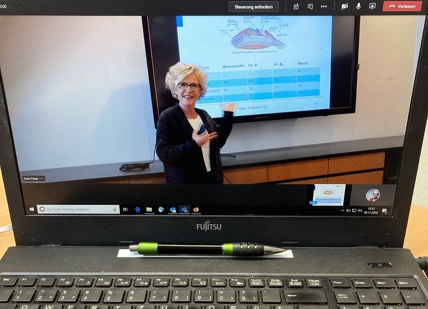 Laptop virtuelle Veranstaltung Vortrag 
