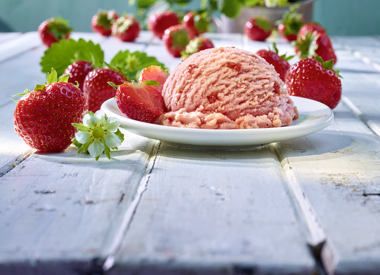 Unilever Food Solutions & Langnese präsentieren die neuen Eiskreationen für den Außer-Haus-Markt, unter anderem ein Erdbeersorbet von Carte D’Or Professional