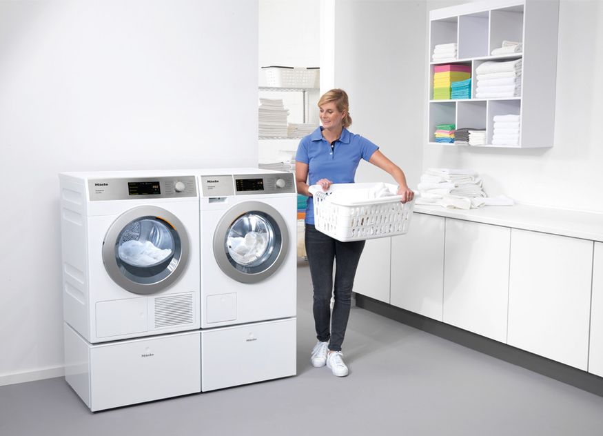 Waschmaschine Trockner Miele Frau Wäschekorb