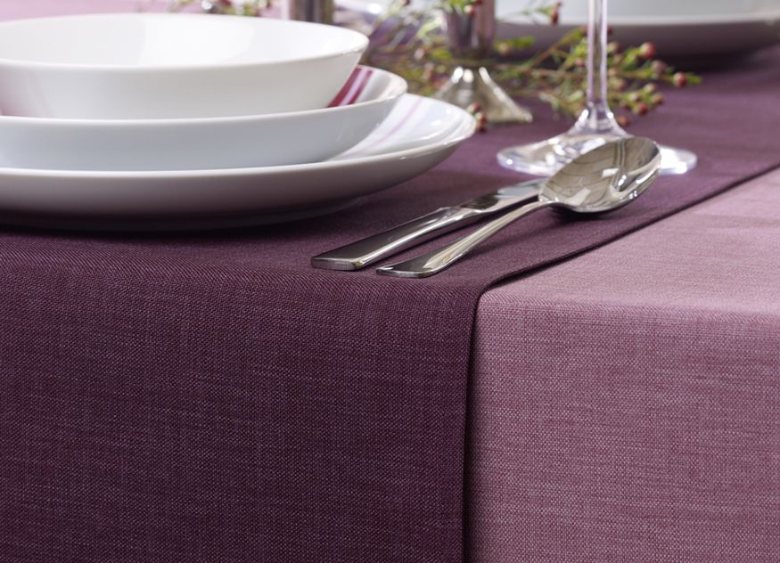 Die neue Tischwäsche mit feiner Leinenstruktur von Wäschekrone ist in verschiedenen Farben erhältlich
