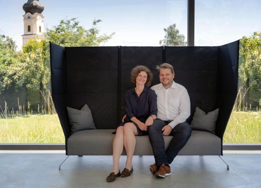 Johanna Lindner und Arno Sonderfeld, Geschäftsführer des Schlossparkhotel Mariakirchen, freuen sich über die Zertifizierung mit dem Gütesiegel Exzellente Ausbildung