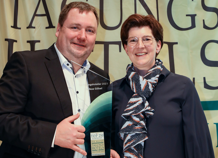Zusammen mit seiner Frau Andrea freute sich Markus Göbel über die Auszeichnung TOP-Tagungshotelier 2021