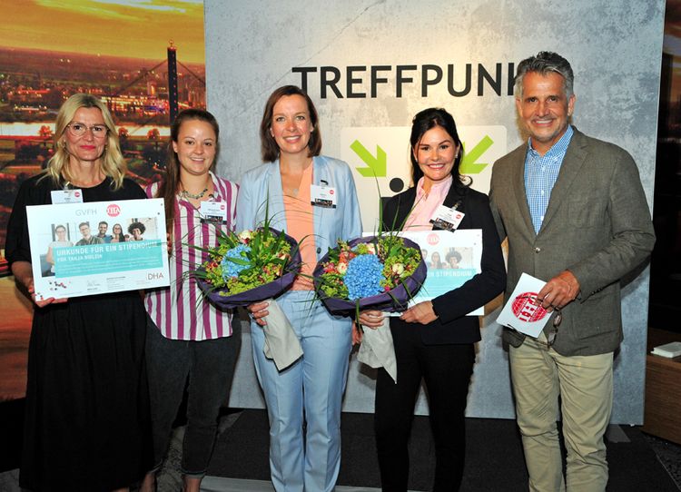 Die strahlenden Gewinnerinnen der IHA-DHA-Stipendien Tanja Nißlein (Mitte) und Franziska Pfaff (zweite von rechts) zusammen mit Anja Eigen (links) und Sarah Wankelman (zweite von links) sowie Otto Lindner