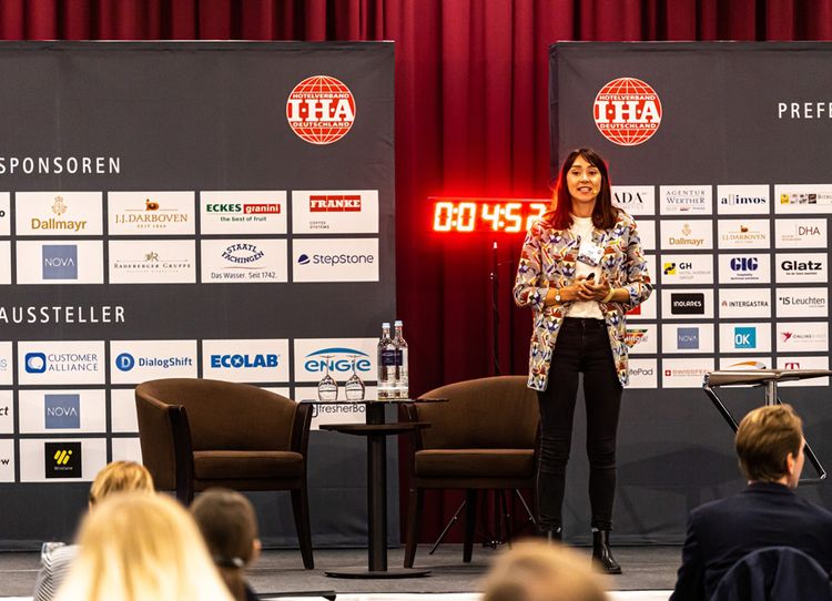 Pitch-Präsentation beim IHA-Start-up-Award 2021: Olga Heuser, DialogShift GmbH 