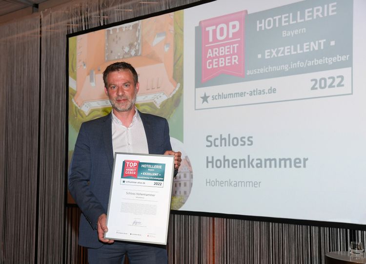 Martin Kirsch nahm die Auszeichnung für das Schloss Hohenkammer als Top Arbeitgeber Bayern entgegen und wurde selbst als Top50 Hotelier in der Kategorie Privathotellerie ausgezeichnet 