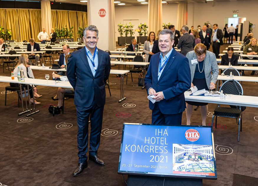 Aufbruchstimmung in Berlin: IHA-Vorsitzender Otto Lindner (links) zusammen mit Hauptgeschäftsführer Markus Luthe (rechts) beim IHA-Hotelkongress 2021